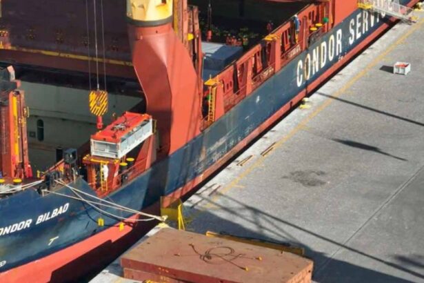 Terminal Puerto Coquimbo recibe al Cóndor Bilbao con carga clave para proyecto minero