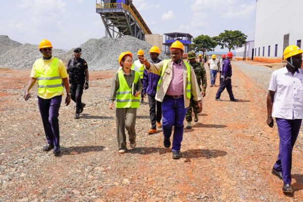 Inauguran primera mina de oro en Uganda para impulsar exportaciones mineras.