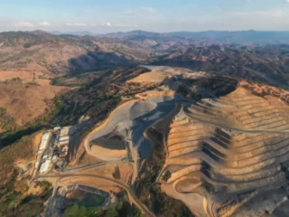 Mako Mining intercepta 27.86 g/t Au en 4.1 m (ancho real estimado) a 20 m por debajo de la superficie, y 197.80 g/t Au en 0.7 m (ETW) 345 m por debajo del pozo de descubrimiento de El Golfo