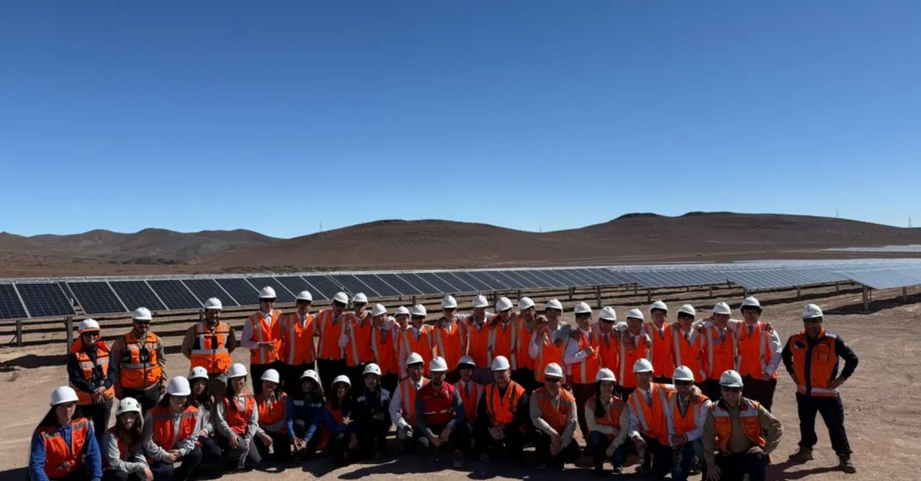 Alumnos de Salesianos Copiapó visitan la planta fotovoltaica Río Escondido junto al programa Fórmate Energía de Mainstream