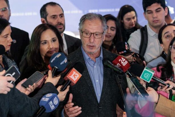 Ministro de Economía espera concretar acuerdo de litio entre Codelco y SQM antes de 2026