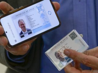 Comienza en septiembre: Qué conductores pueden obtener la licencia de conducir digital en Santiago