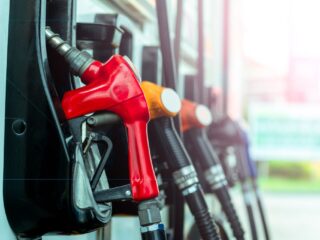 Variación en los precios de los combustibles: baja en bencinas y fuerte alza en parafina y diésel