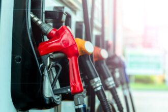 Variación en los precios de los combustibles: baja en bencinas y fuerte alza en parafina y diésel
