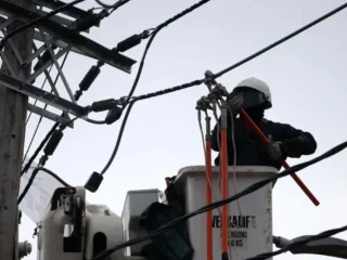 Enel avisa por corte de luz en más de 10 comunas de Santiago este martes 12: Revisa sectores y horarios