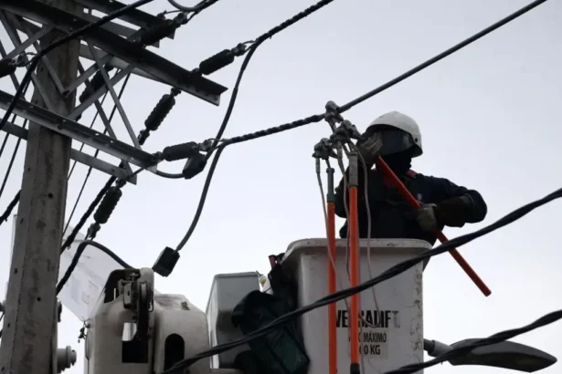 Enel avisa por corte de luz en más de 10 comunas de Santiago este martes 12: Revisa sectores y horarios