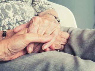 Personas de 82 años con beneficios de reparación pueden solicitar PGU completa de $250.000