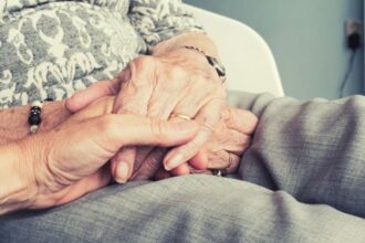 Personas de 82 años con beneficios de reparación pueden solicitar PGU completa de $250.000