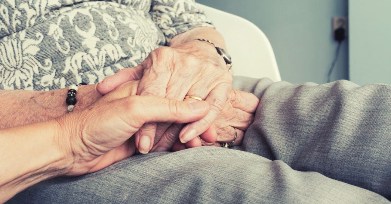 Personas de 82 años con beneficios de reparación pueden solicitar PGU completa de $250.000