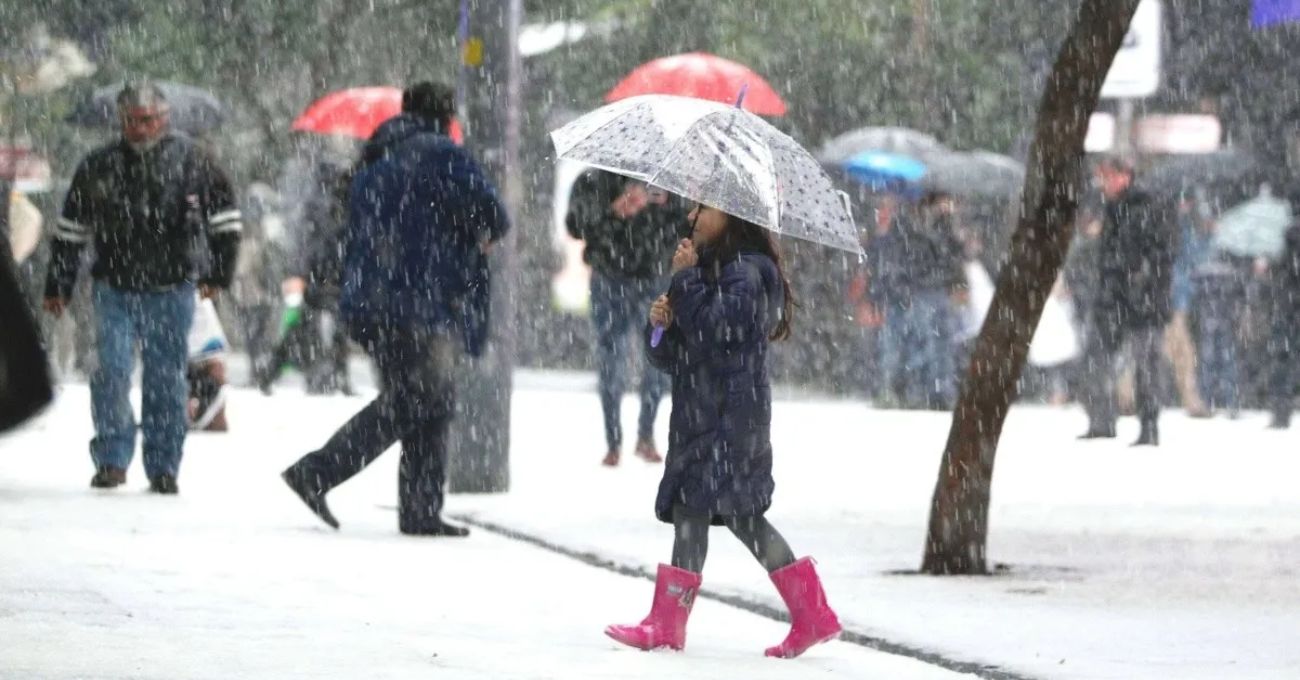 Lluvias y nieve marcan positivo balance en Santiago: se esperan temperaturas de hasta -10°C