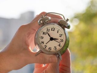 Atención: así será el próximo cambio de hora en Chile