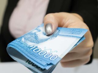 Gobierno entrega bono de $456 mil a mujeres jefas de hogar: Consulta acá si eres beneficiaria