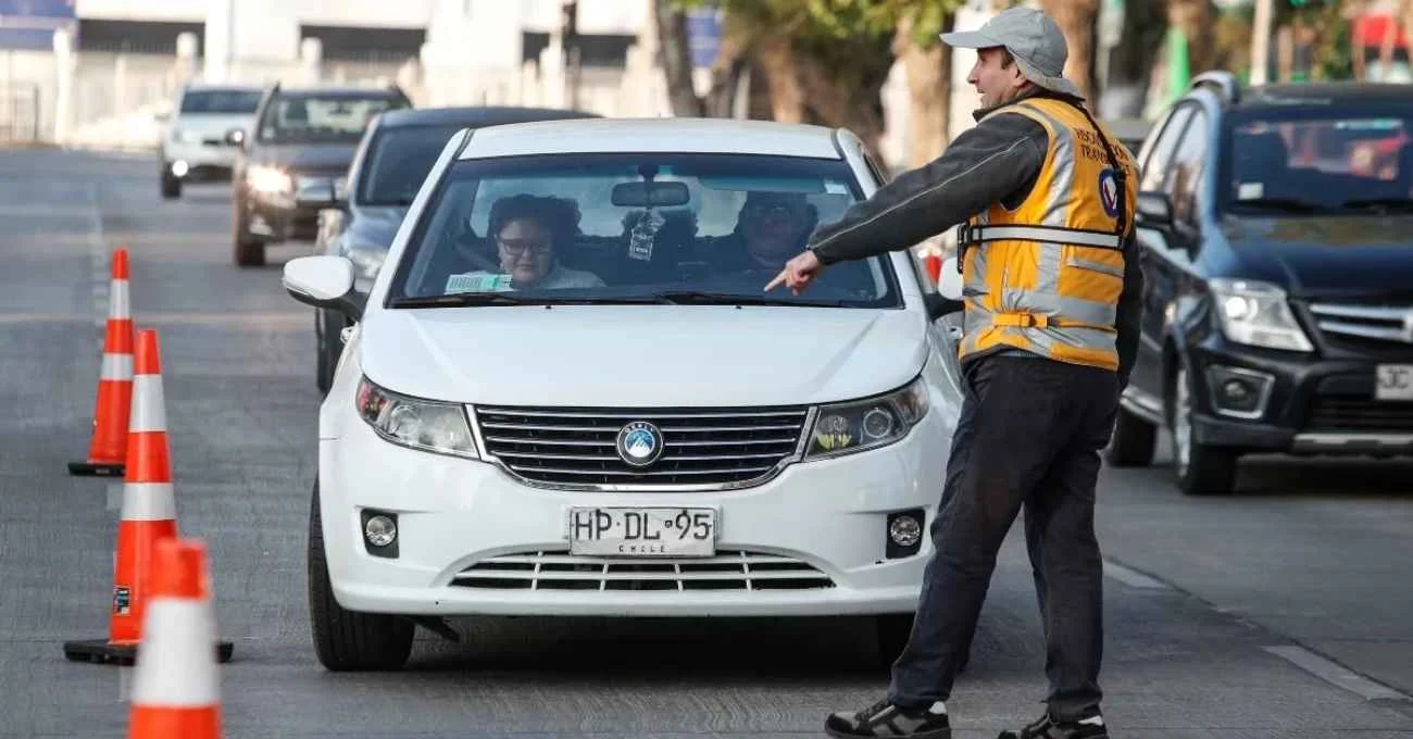 Restricción vehicular en Santiago: estas son las patentes que no podrán circular este martes 26 de agosto