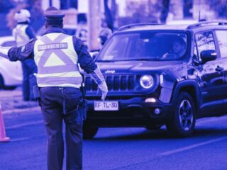 El viernes se acaba la restricción vehicular: Revisa qué patentes no pueden circular esta semana