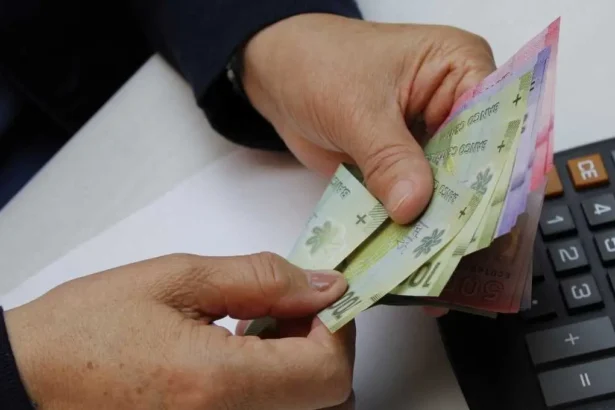 Gobierno paga pensión especial a mayores de 55 años: hasta $134.000 al mes con tu RUT