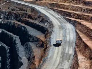 El dato agridulce de la economía: La industria crece, pero la minería enciende las alarmas