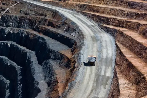 El dato agridulce de la economía: La industria crece, pero la minería enciende las alarmas