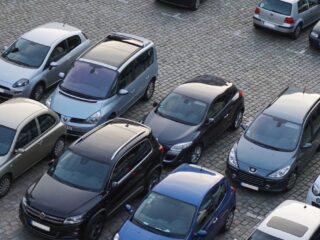 El viernes se acaba la restricción vehicular: Revisa qué patentes no pueden circular esta semana