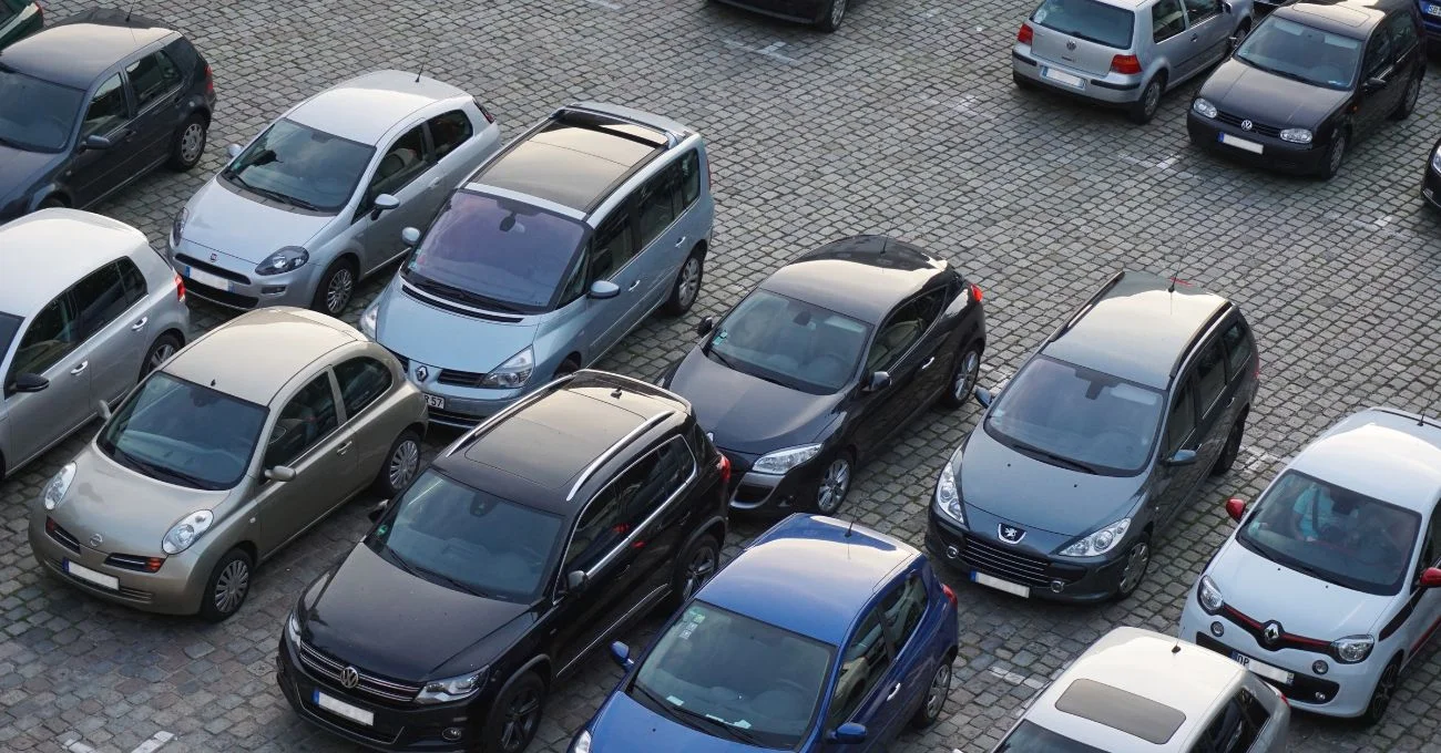 El viernes se acaba la restricción vehicular: Revisa qué patentes no pueden circular esta semana