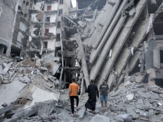 Suben a 22 los muertos tras doble bombardeo israelí al Hospital Nasser en Gaza