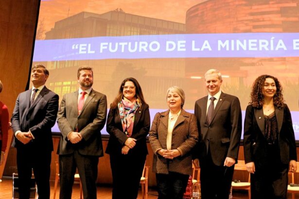 Cinco presidenciables chilenos debaten el futuro de la minería nacional