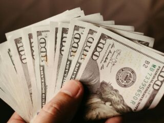 Descenso del dólar: factores locales e internacionales influyen en su caída