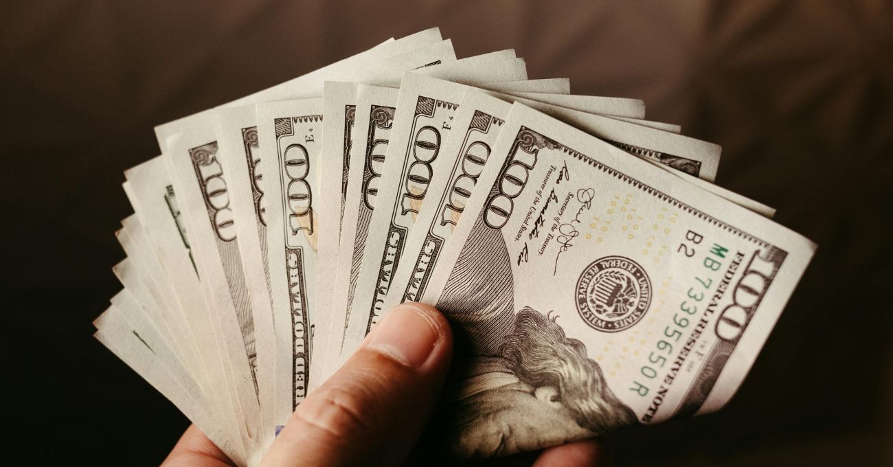 Descenso del dólar: factores locales e internacionales influyen en su caída