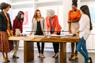Mujeres pueden recibir $452 mil pesos en dos años sin postular: Consulta con tu RUT si te corresponde