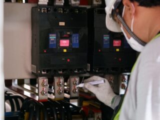 Siete comunas de Santiago sufrirán corte de luz este jueves 14 de agosto: Revisa sectores y horarios