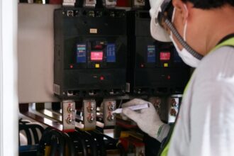 Siete comunas de Santiago sufrirán corte de luz este jueves 14 de agosto: Revisa sectores y horarios