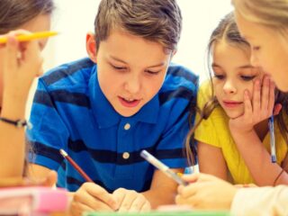 Hasta 80 mil: Estudiantes desde quinto básico pueden acceder al Bono Logro Escolar