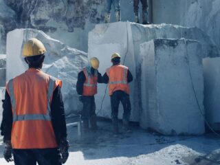 Antofagasta Minerals requiere técnicos y profesionales para todas sus operaciones en agosto