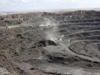 Estados Unidos busca reducir dependencia de minerales chinos con medidas drásticas