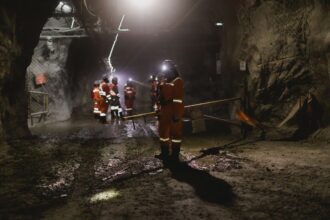 Familiares y sindicatos exigen respuestas tras derrumbe en El Teniente: “A lo mejor no se hizo de forma correcta”
