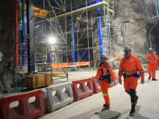 Los dos caminos posibles para encontrar a los mineros atrapados en El Teniente: 100 brigadistas, camiones teleoperados y drones serán parte del operativo