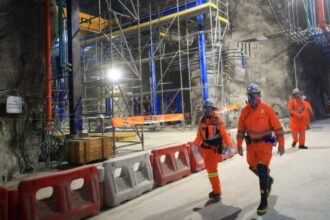 Los dos caminos posibles para encontrar a los mineros atrapados en El Teniente: 100 brigadistas, camiones teleoperados y drones serán parte del operativo