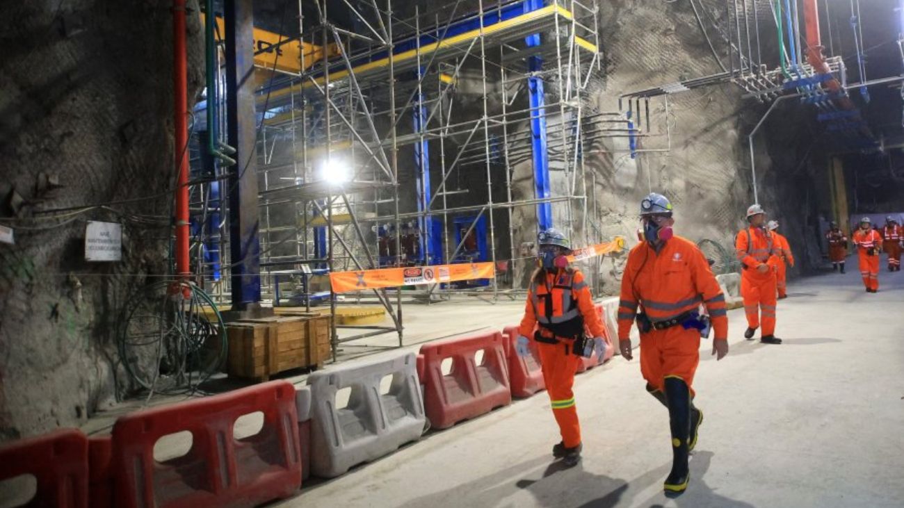 Los dos caminos posibles para encontrar a los mineros atrapados en El Teniente: 100 brigadistas, camiones teleoperados y drones serán parte del operativo