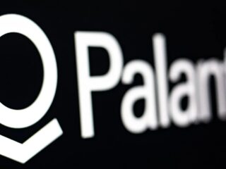 Palantir: Crecimiento Sobresaliente con Contratos CIA y Aumento del 500% en Acciones