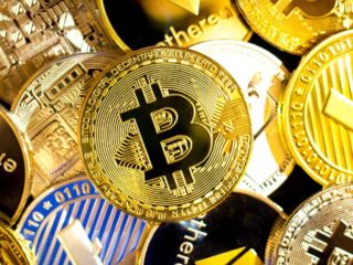 Criptomonedas en incertidumbre: caída del bitcoin y alzas moderadas en altcoins