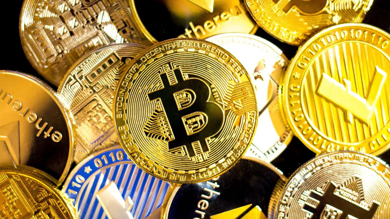 Criptomonedas en incertidumbre: caída del bitcoin y alzas moderadas en altcoins