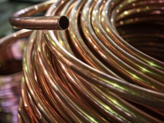 Bajo precio del cobre y aumento en inventarios por retiro de aranceles
