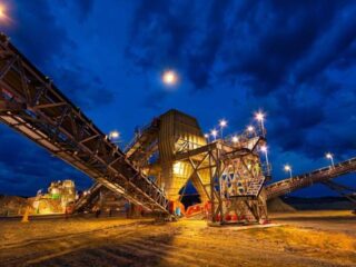 Deuda de ingresos afecta a mineros de platino en Zimbabwe