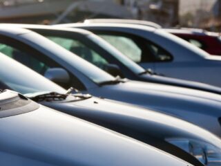Desmintiendo mitos: eficiencia de autos automáticos y eléctricos en Chile
