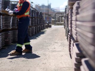 Traders de metales de Glencore logran ganancias récord en medio de crisis energética