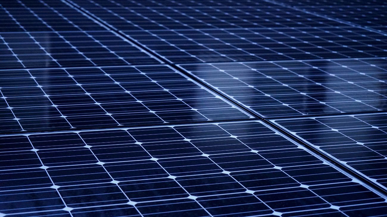 Desafío del soiling en paneles solares: expertos buscan soluciones urgentes