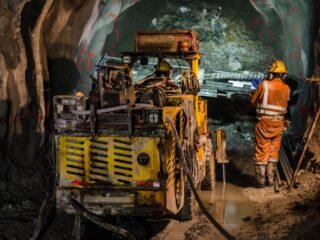 Cobre sube por datos chinos y problemas de suministro en Chile