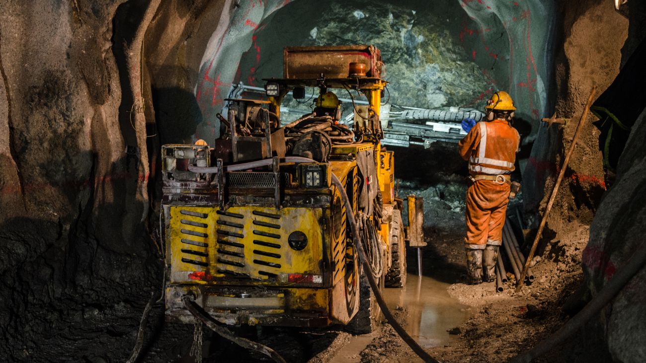 Cobre sube por datos chinos y problemas de suministro en Chile