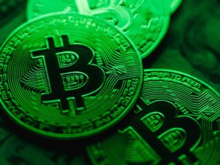 Trump autoriza inversión en criptomonedas en fondos de pensiones de EE UU