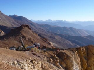 Venta Estratégica de Proyecto de Oro Alturas en Chile: Barrick Mining-NLS