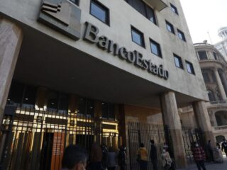 Marcha de trabajadores bancarios exige restitución del feriado suprimido